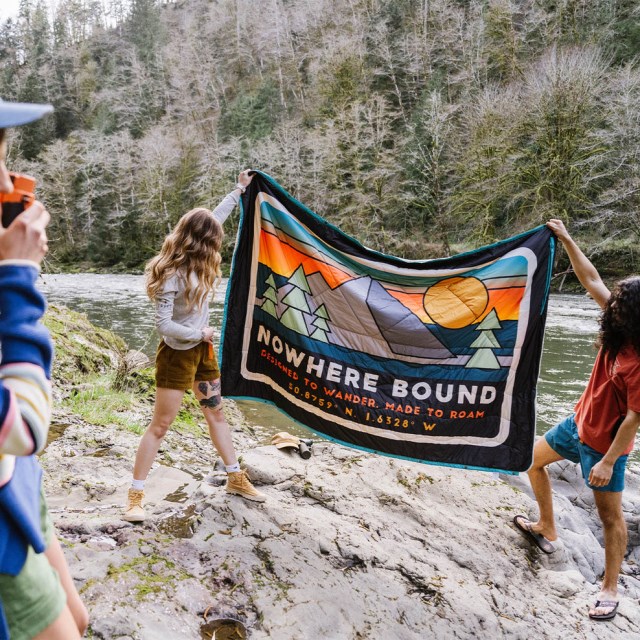 Passasjer Eksklusivt Nomadisk Resirkulert Sherpa-teppe Svart 'nowhere Bound'-trykk