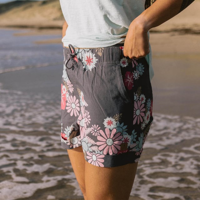 Passasjer Eksklusive Santosa Shorts Black Flower Burst